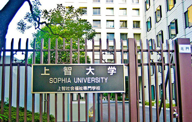 1280px-Sophia_University_Gate.jpg